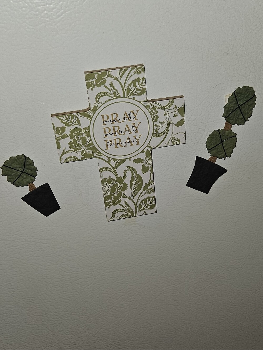 NWOT 3D Pray Decorative Magnets Cross - White & Gold With Plants